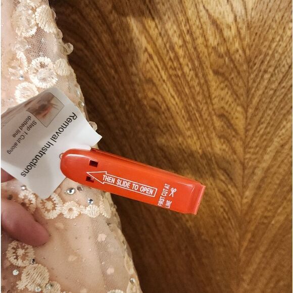 Mac DUGAL Elegant One-Shoulder Lace Dress with Feather Detail SIze 4 $798 - Picture 9 of 14